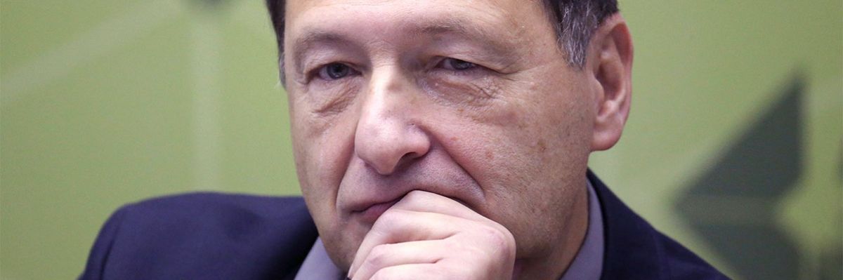 A close-up image of Boris Kagarlitsky with his hand on his chin.