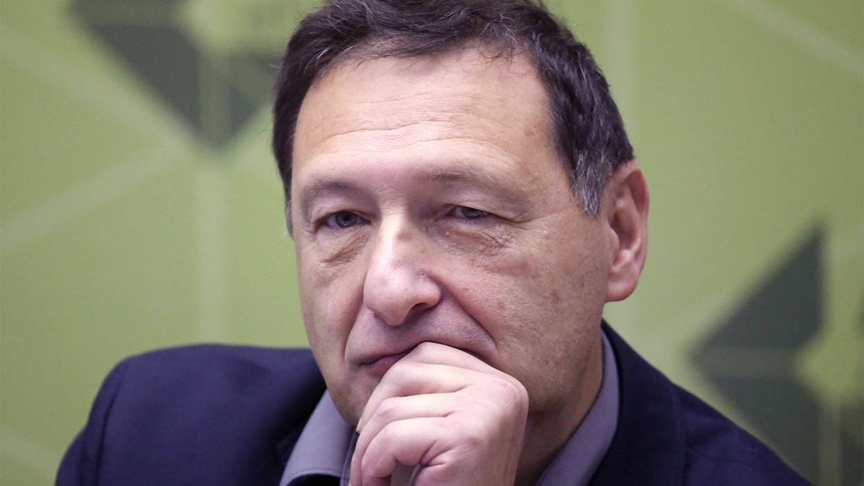 A close-up image of Boris Kagarlitsky with his hand on his chin.