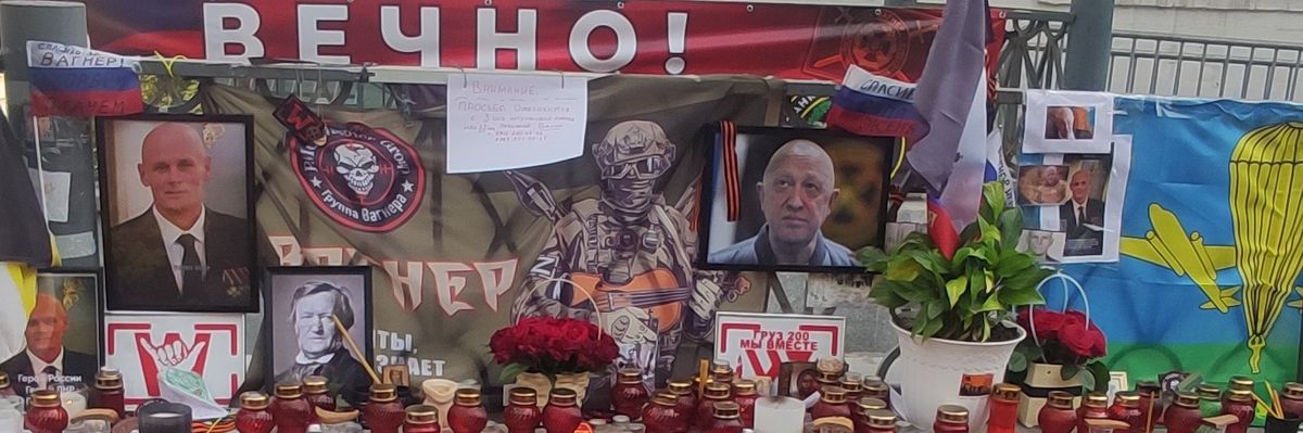 A handmaid memorial to Yevgeny Prigozhin (right) and Dmitry Utkin.