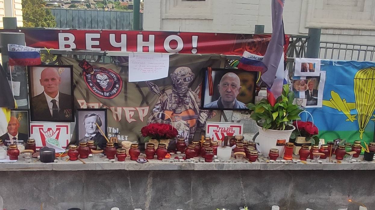 A handmaid memorial to Yevgeny Prigozhin (right) and Dmitry Utkin.