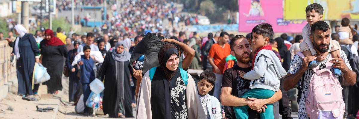 A large number of Gaza refugees attempt to walk to safety amid Israeli bombardment