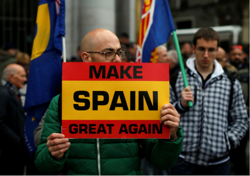 A man holds a 'Make Spain Great Again' sign at a gathering of supporters of Spain's former dictator Francisco Franco. | REUTERS/Javier Barbancho.