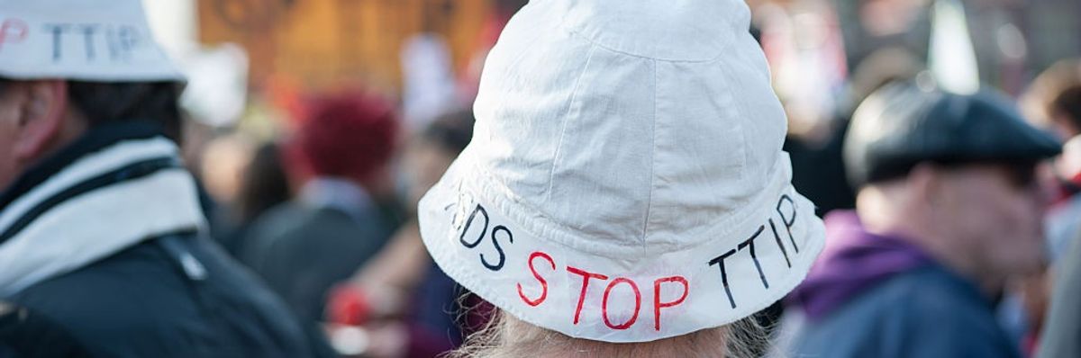 A man in a hat saying, “ISDS Stop, TTIP stop.” 