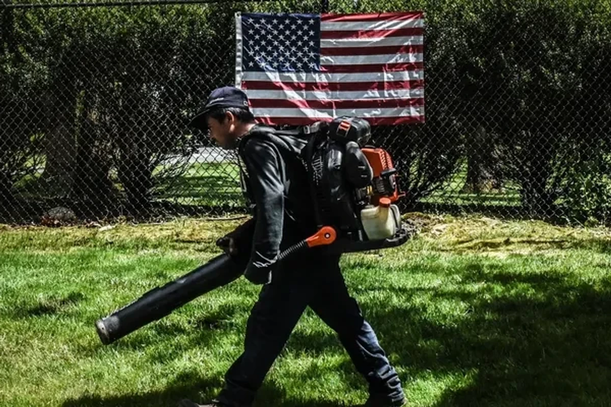 Industrial leaf outlet blower