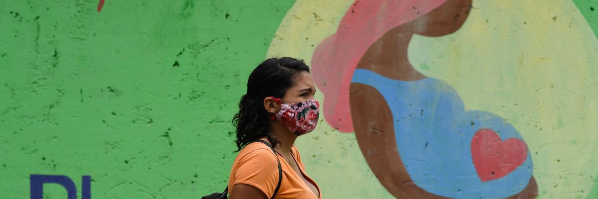 A pregnant woman in Caracas