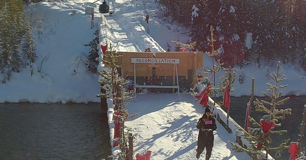 A Royal Canadian Mounted Police helicopter landed on Unist'ot'en Bridge on Wet'suwet'en land in British Columbia. (Photo: @UnistotenCamp/Twitter)