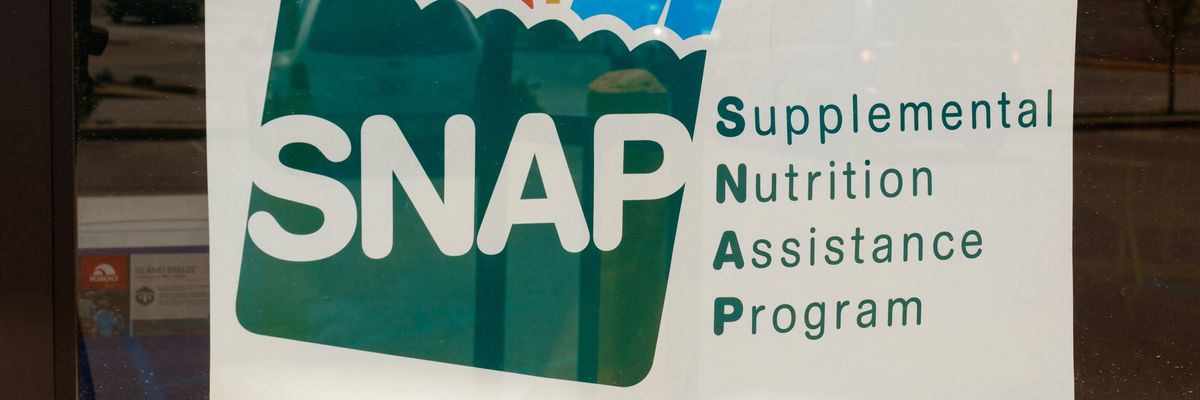 A sign in store window that indicates SNAP is accepted.