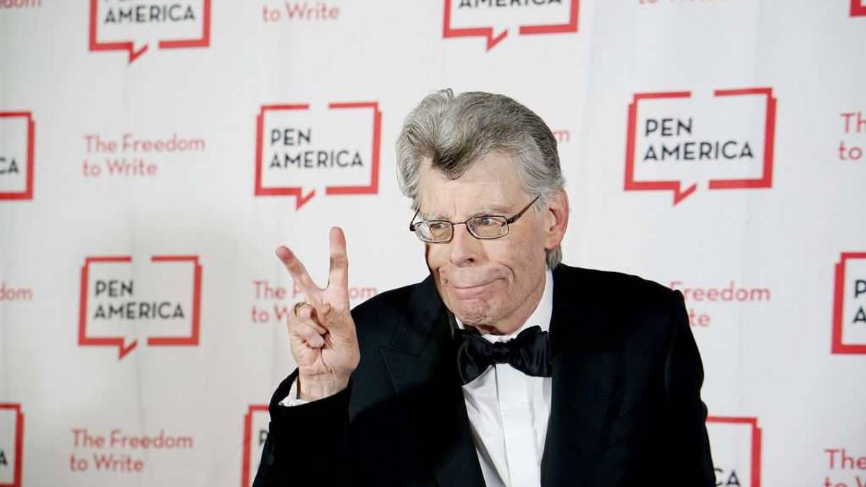 A tuxedo-clad Stephen King flashes a peace sign at the 2018 PEN America Literary Gala