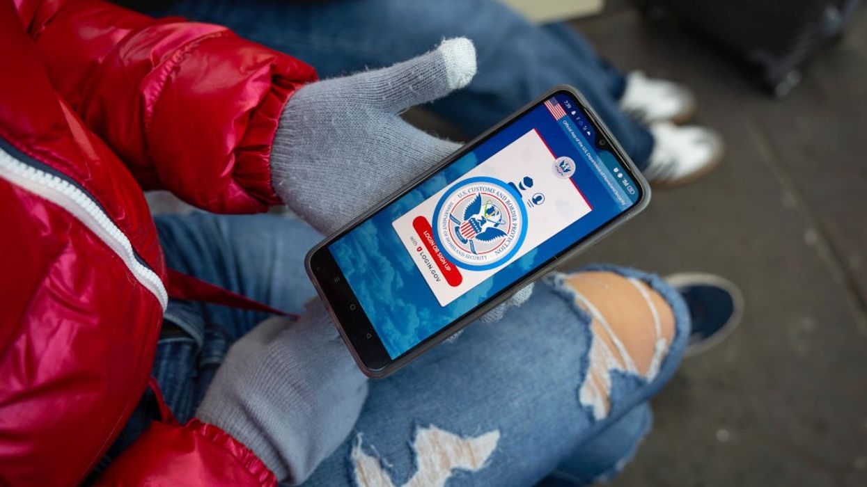 A Venezuelan woman tries in vain to access the CBP One app on a smartphone