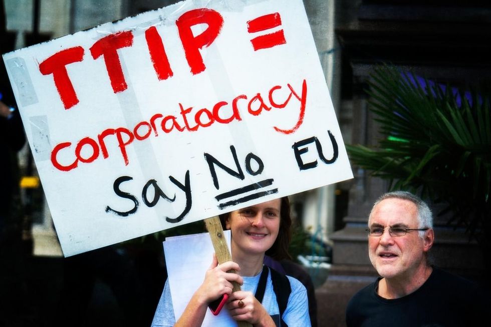 A woman holds a sign at an anti-TTIP demonstration in October 2014. (Photo: Garry Knight/flickr/cc)