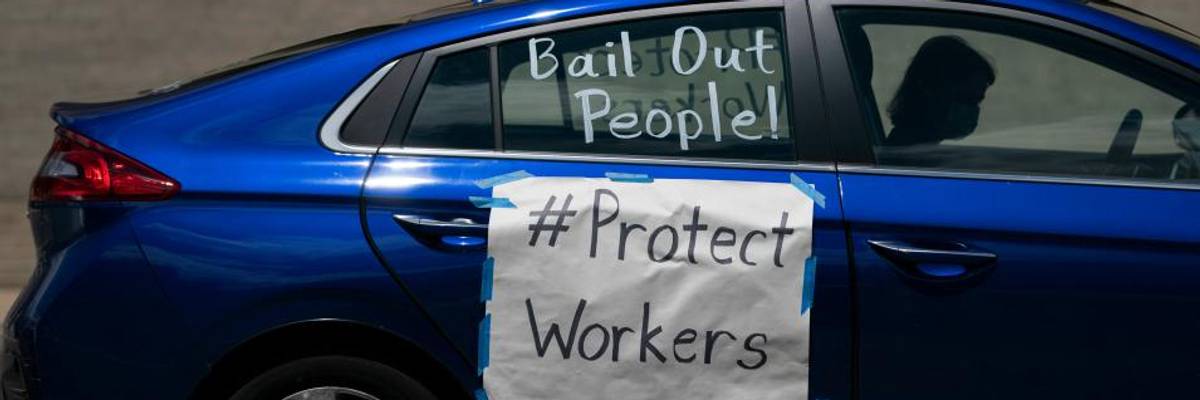 Senate Bill Would Guarantee Paychecks to Laid-Off Workers for Rest of 2020 'To Avoid Another Great Depression'