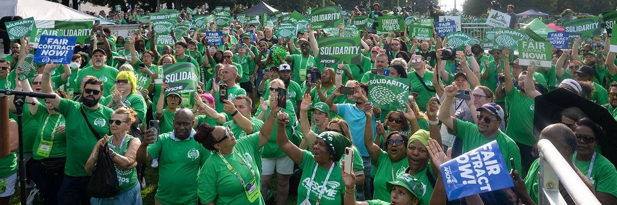 AFSCME members rally in Chicago.