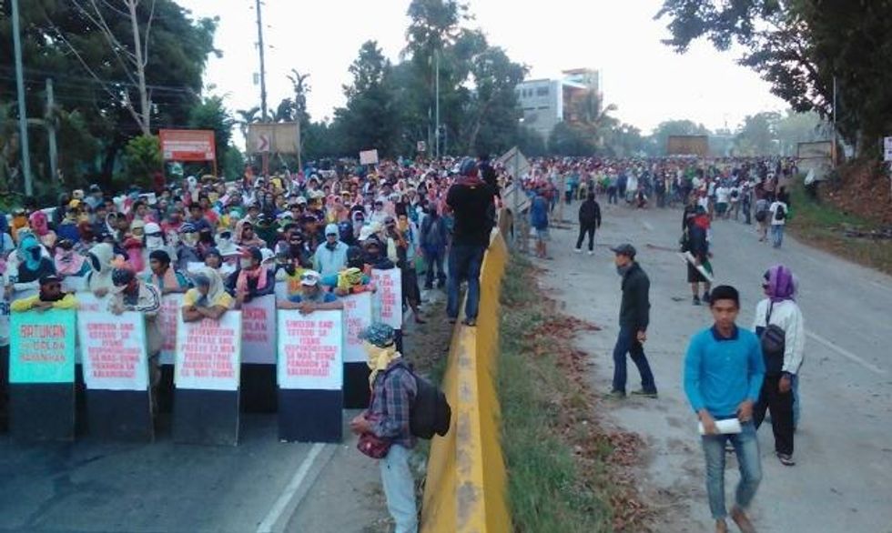 After an especially intense El Nino created a months-long drought and the local government ignored their plight, farmers and Indigenous people blockaded a highway to publicize their need for relief. (Photo: Pinoy Weekly)