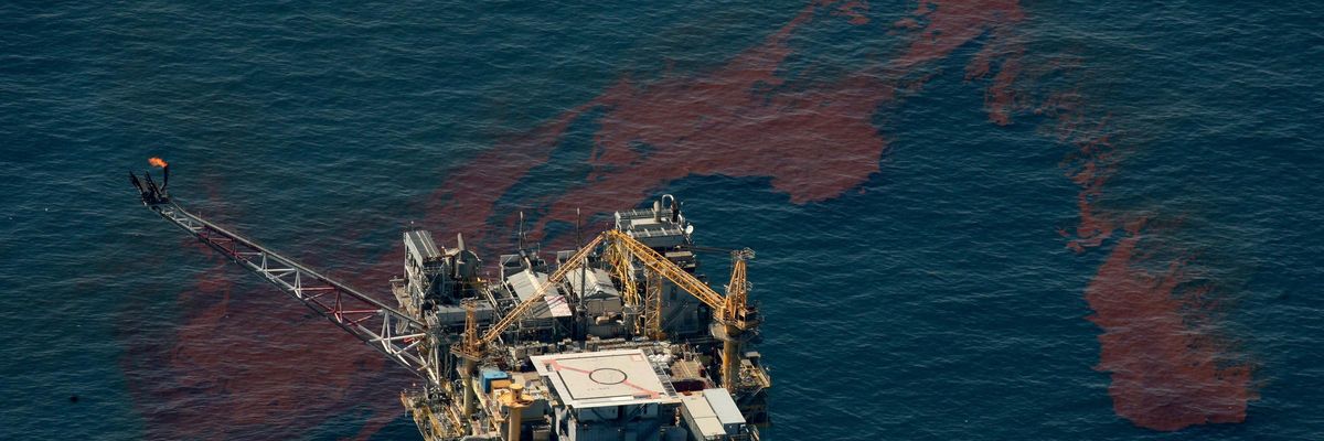 Almost one month after the BP Deepwater Horizon disaster began, oil continued to spread in the Gulf of Mexico on May 17, 2010. (Photo: Carolyn Cole/Los Angeles Times via Getty Images)