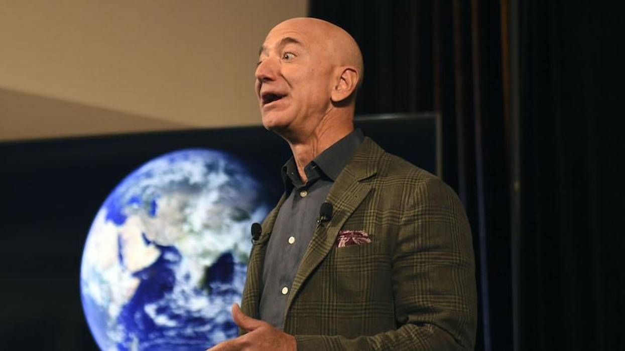 Billionaires Mix at Bezos Event with Trump Admin and Journalists