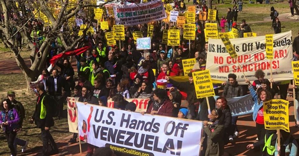 Americans warned against economic sanctions and a potential military intervention in Venezuela in Washington, D.C. on Saturday. (Photo: @ChuckModi1/Twitter)