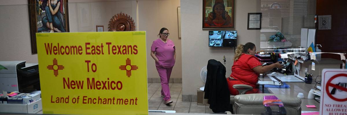 An abortion clinic in New Mexico displays a sign welcoming East Texans.