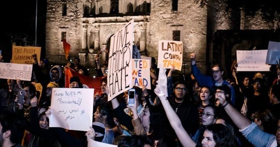 An anti-Trump protest outside the Alamo in San Antonio, Texas on Saturday. (Photo: Geoff Livingston/flickr/cc)