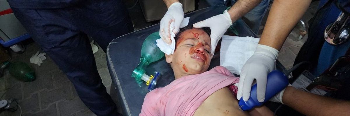 an injured Palestinian girl receives treatement in Rafah