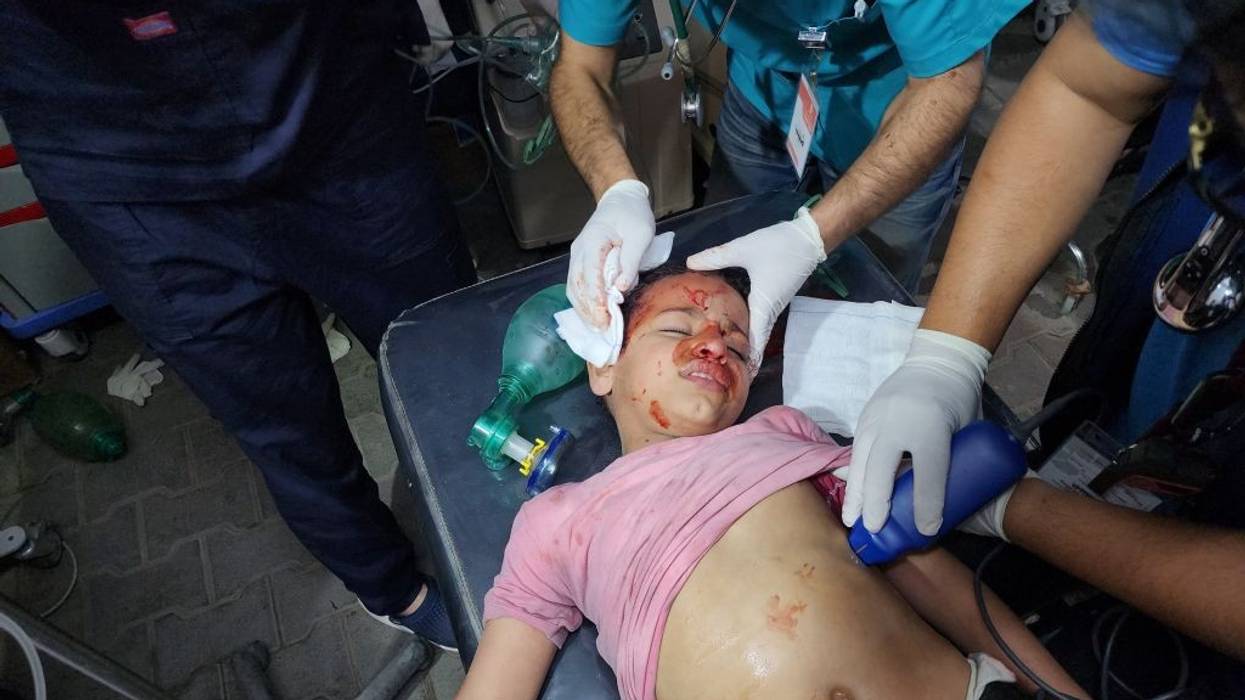 an injured Palestinian girl receives treatement in Rafah