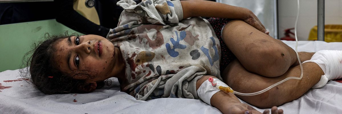 An injured Palestinian girl receives treatment