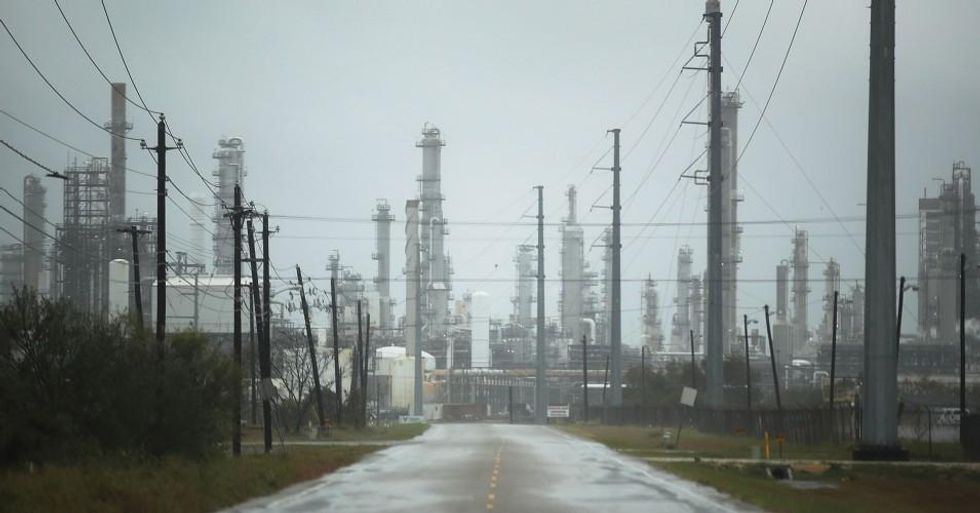 An oil refinery is seen before the arrival of Hurricane Harvey on August 25, 2017 in Corpus Christi, Texas. As Hurricane Harvey comes ashore many of the countries oil refineries are in its path and have had to shut down. (Photo: Joe Raedle/Getty Images)