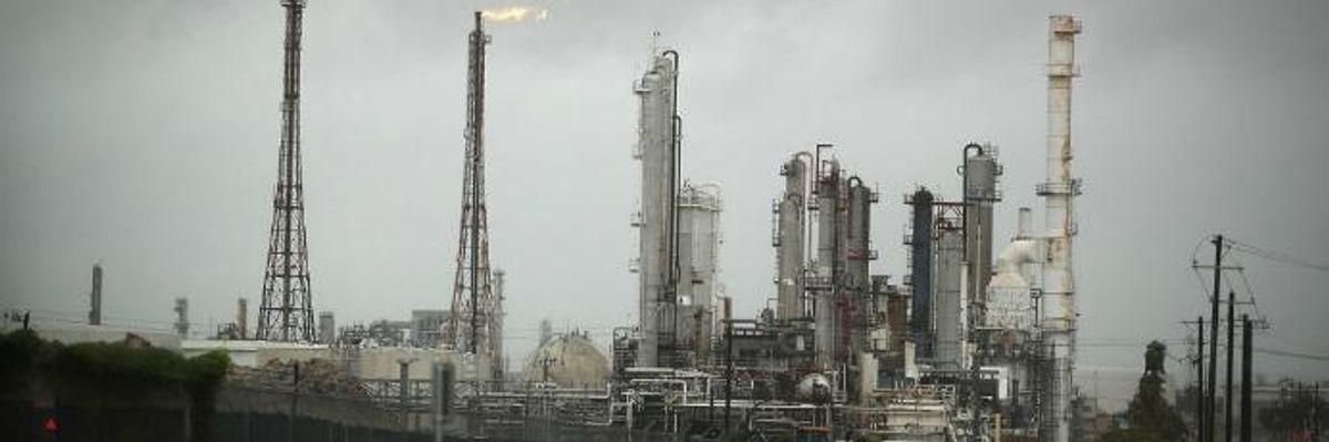 Harvey Triggers 'Unbearable' Pollution as Refineries Spew Cancer-Causing Chemicals