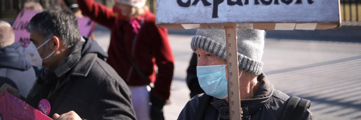 Anti-war protesters demonstrate outside the White House