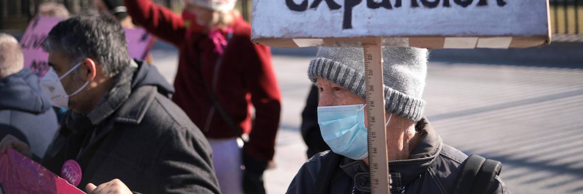 Anti-war protesters outside the White House urging against escalation with Russia