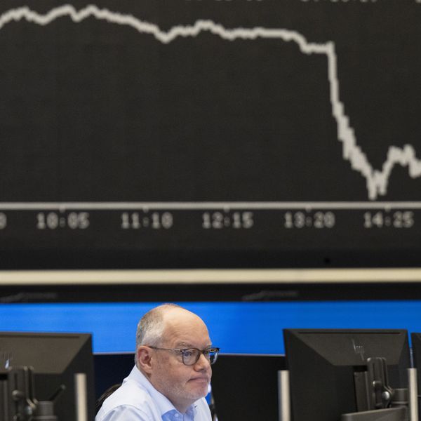 Fed Governor Warns 'Job Growth Has Probably Been Negative' as US Labor Market Stalls