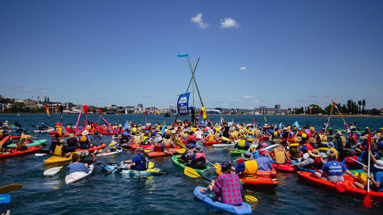 Australian "kayaktivists" block the Newcastle Coal port