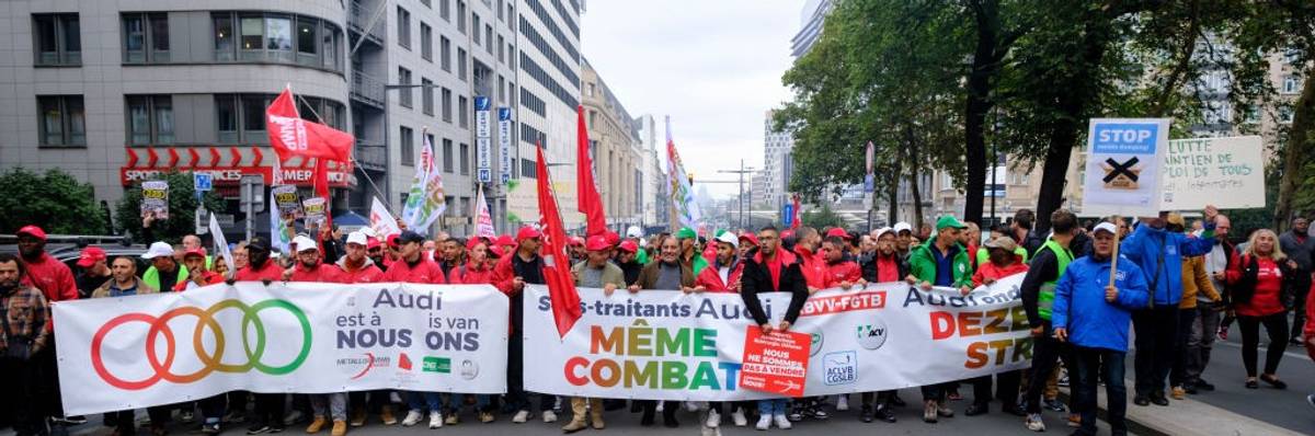 autoworkers demonstrating