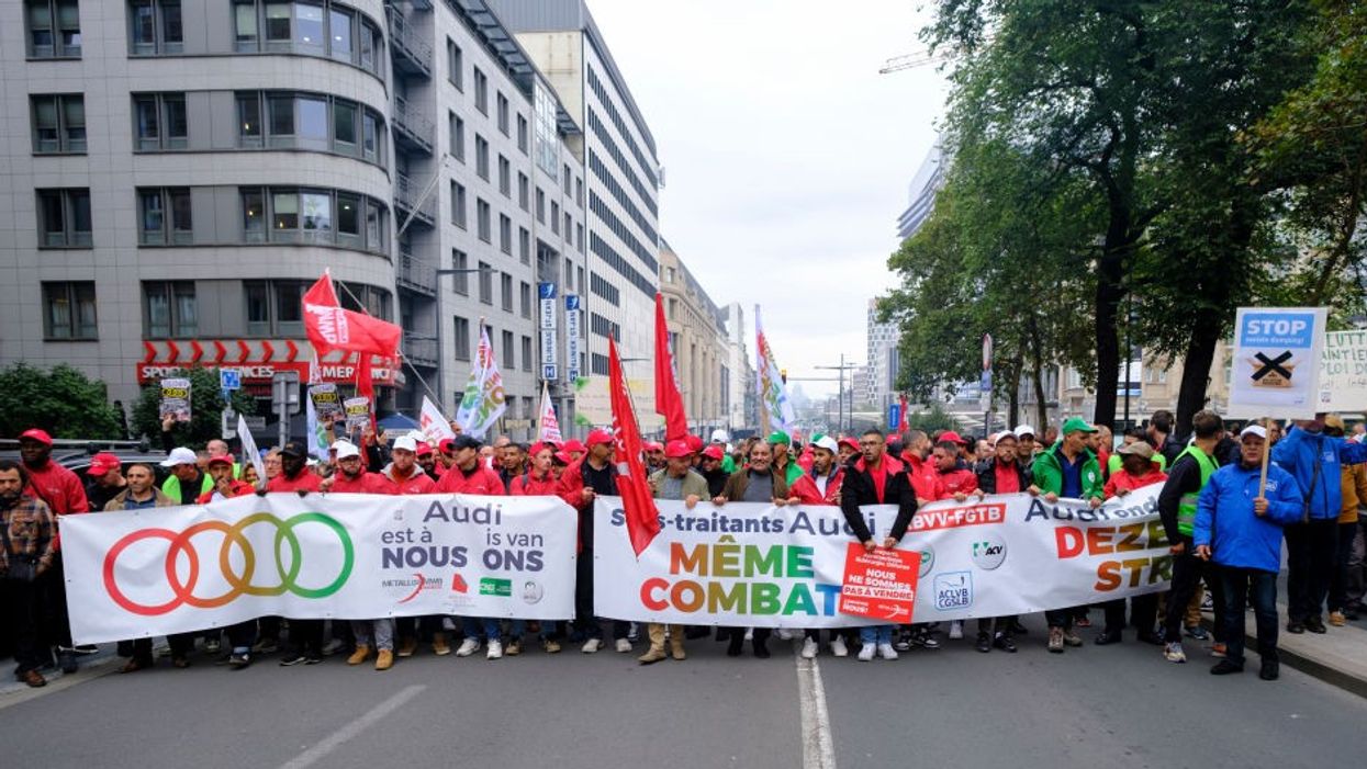 autoworkers demonstrating