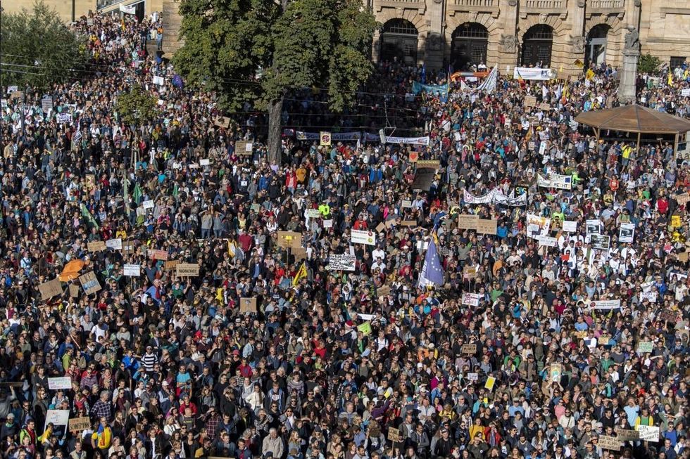 Baden-Wuerttemberg, Freiburg: According to police, more than 20,000 people are standing on the square of the old synagogue and demonstrating. The demonstrators follow the call of the movement Fridays for Future and want to fight for more climate protection. They want to support the calls for strikes and protests all over the world. (Photo: Patrick Seeger/dpa/Getty Images)