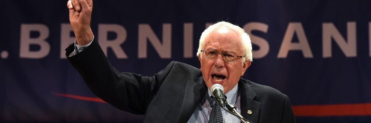 Rock-Star Appeal of Bernie Sanders Should Make Clinton Very Worried