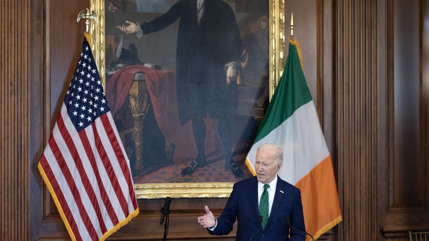 Biden between the U.S. and Irish flags.