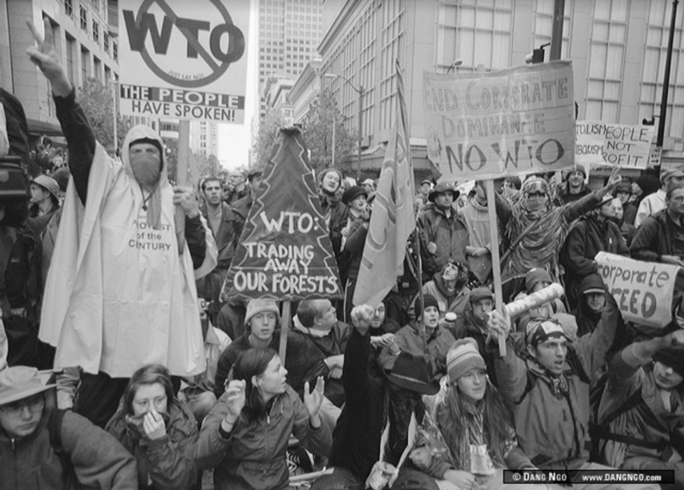 Blockade Photo: (C) 1999 Dang Ngo_ZUMA Press