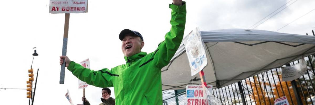 Boeing machinist on the picket line