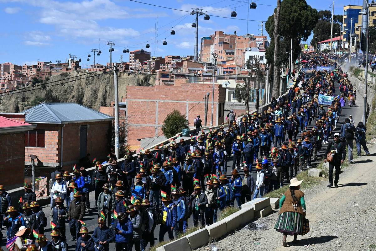 Miles and Miles of Protest in Bolivia as Miners and Unions March Against Privatization and Low Wages | Common Dreams
