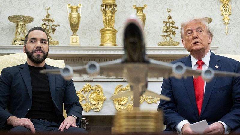 Bukele and Trump sit in the Oval Office.