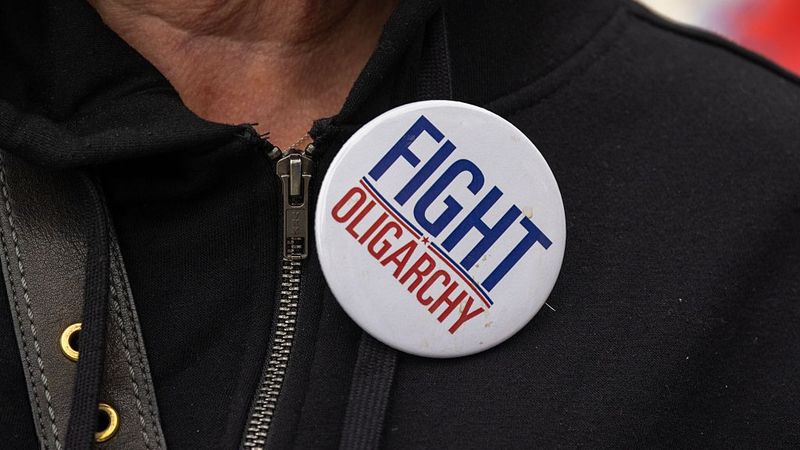 Button says "Fight Oligarchy"