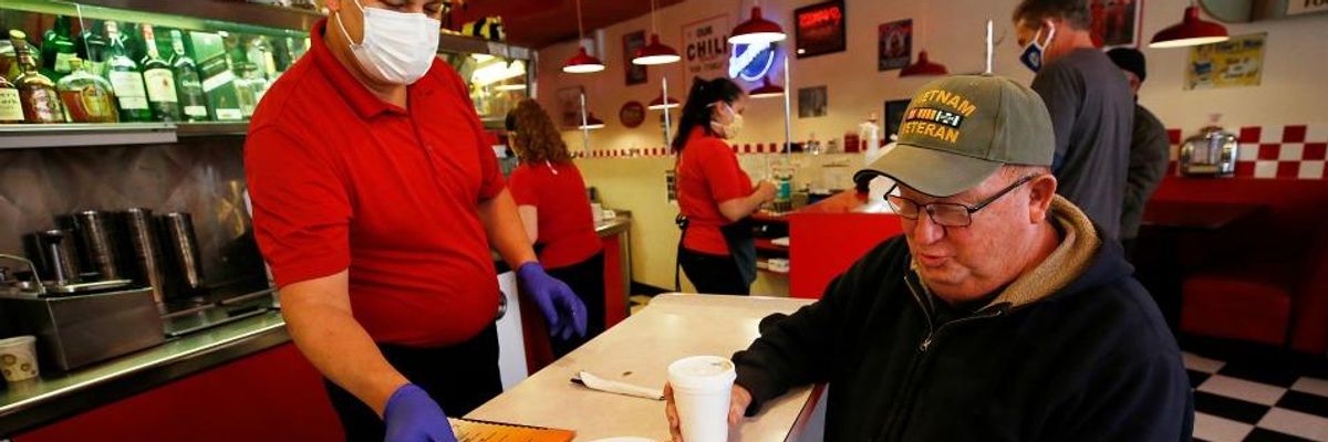 'Heartbreaking,' Say Global Experts, Alarmed at Signs US Has 'Given Up' Fight to Stop Covid-19