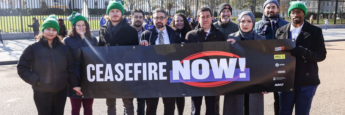 campaigners hold up cease-fire now banner at white house