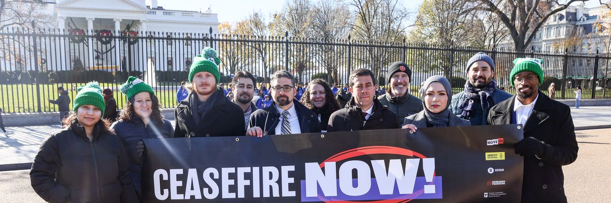 campaigners hold up cease-fire now banner at white house