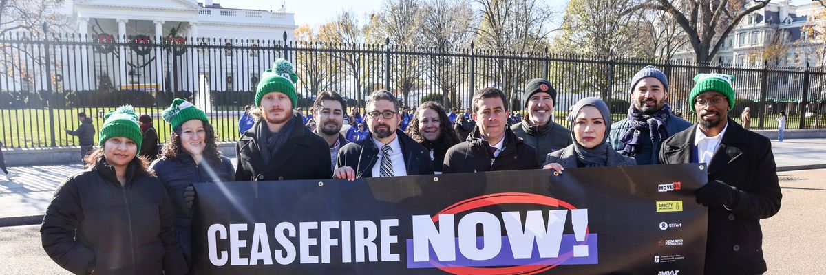 campaigners hold up cease-fire now banner at white house
