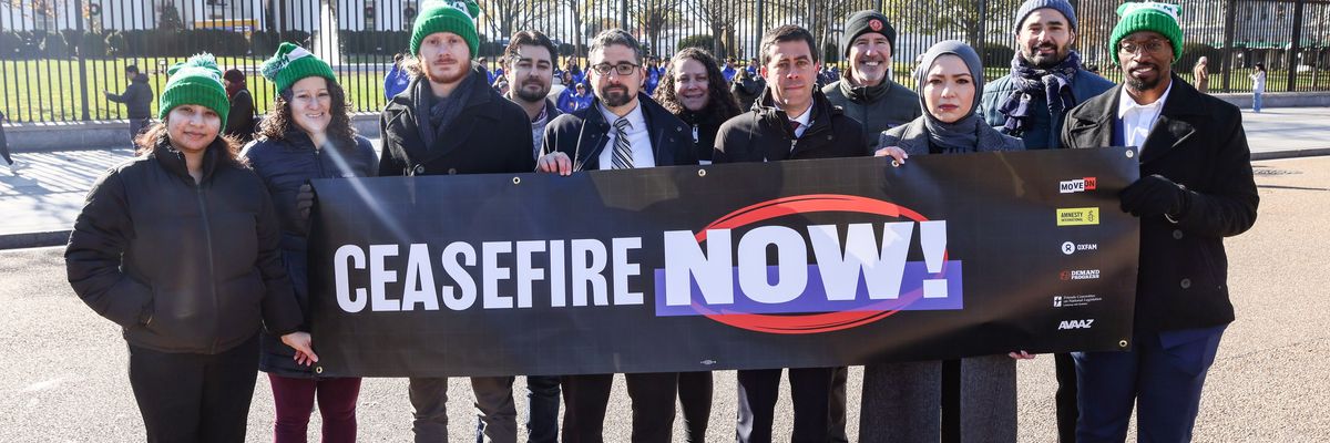campaigners hold up cease-fire now banner at white house