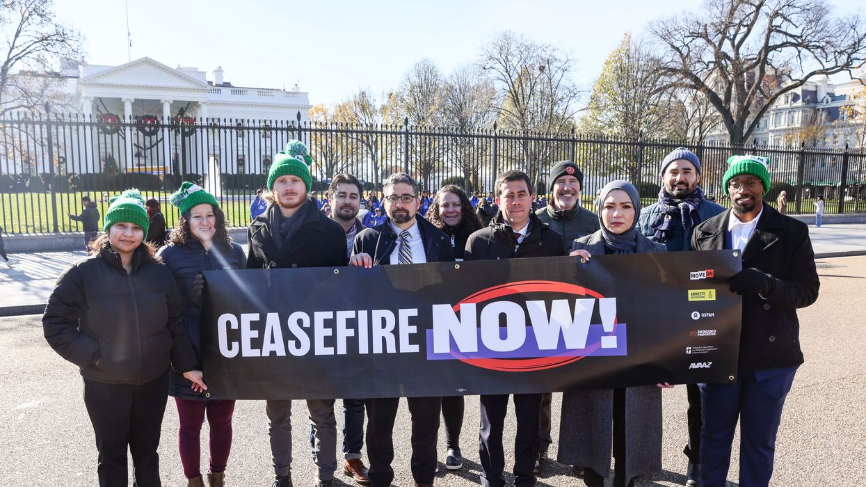 campaigners hold up cease-fire now banner at white house