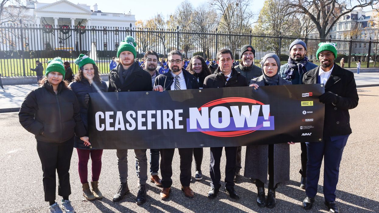 campaigners hold up cease-fire now banner at white house
