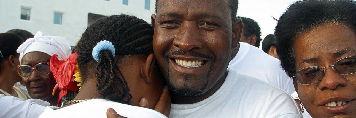 Chagossian leader hugs daughter.