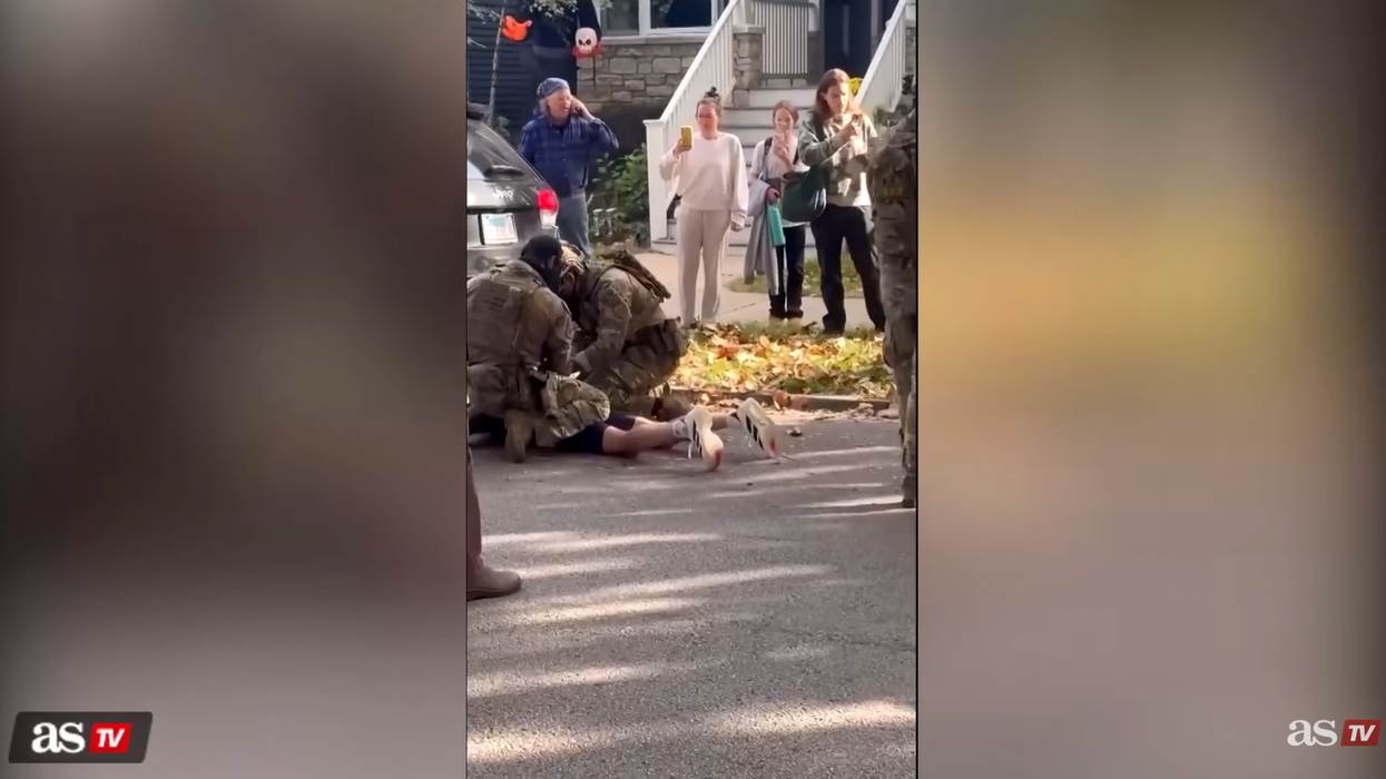 Chicago residents film as federal agents arrest a man in Old Irving Park